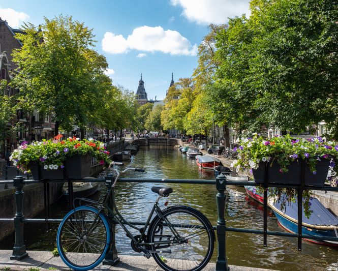 Amsterdam begeistert mit kultureller Vielfalt, spannender Geschichte und einer lebendigen Gastronomieszene. Zwischen traditionellen Märkten und modernen Food-Konzepten lassen sich Trends, Ideen und kulinarische Einflüsse entdecken, die weit über die Stadt hinaus inspirieren.